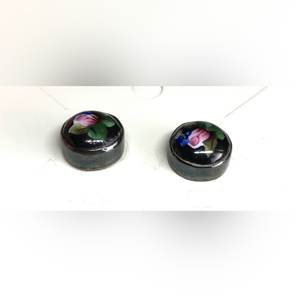💚 3 for $30 💚 Cute Black Floral Resin Stud Earrings - Picture 2 of 3